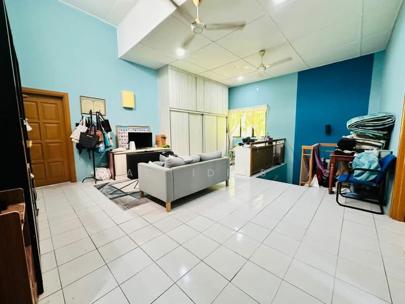 Rumah Teres 2 Tingkat untuk Dijual di Taman Bukit Subang (Shah Alam) - Ali Idris - Living Room - PropertyGuru.com.my
