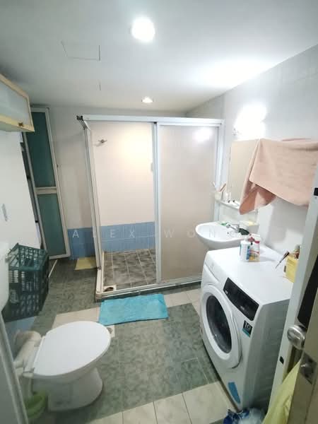 Pangsapuri untuk Dijual di Taman Pekaka Block 31 - Alex Wong - Bathroom - PropertyGuru.com.my
