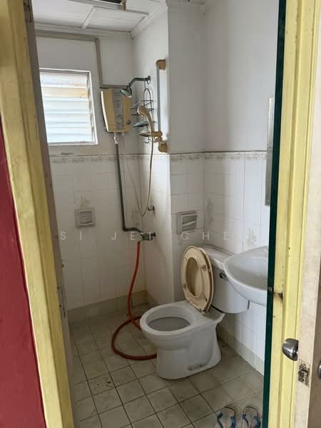 Pangsapuri untuk Dijual di Kesuma Apartment - Si Jei Chew - Bathroom - PropertyGuru.com.my