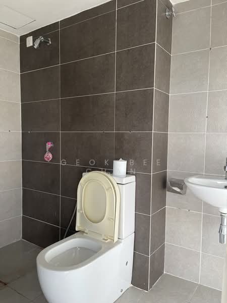 Servis Apartment untuk Dijual di Pinnacle Petaling Jaya - Geok Bee Chan - Bathroom - PropertyGuru.com.my