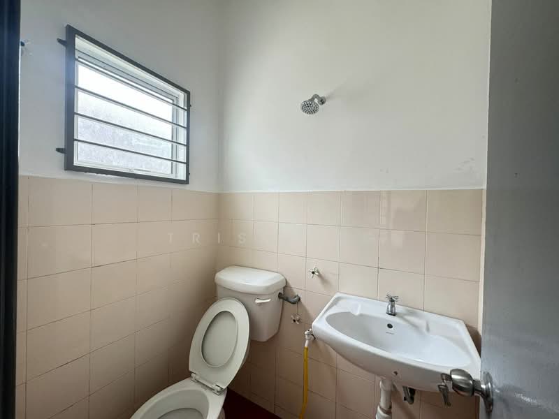 Rumah Teres untuk Dijual di Bandar Tasik Puteri (Rawang) - Tris Jong - Bathroom - PropertyGuru.com.my
