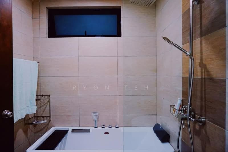 Servis Apartment untuk Dijual di Molek Regency - Ryon Teh - Bathroom - PropertyGuru.com.my