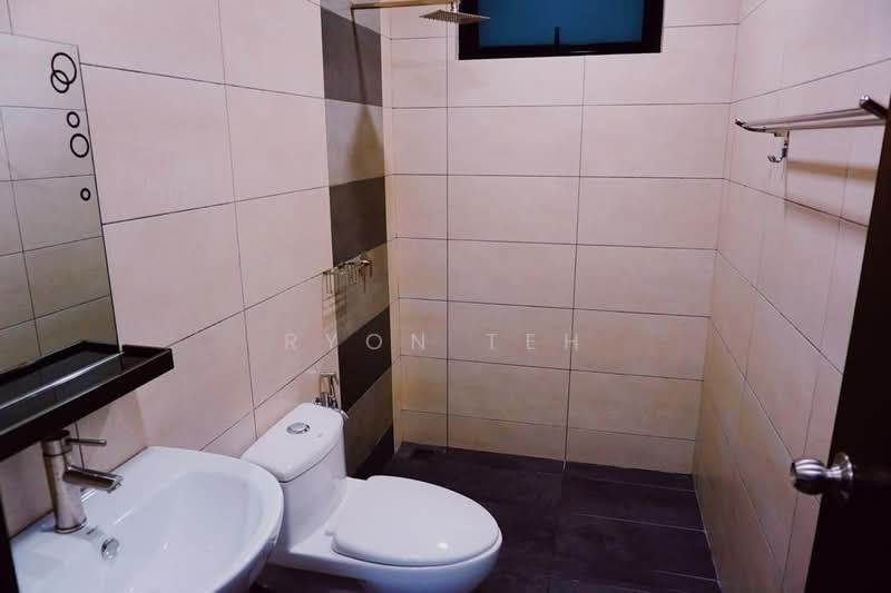 Servis Apartment untuk Dijual di Molek Regency - Ryon Teh - Bathroom - PropertyGuru.com.my