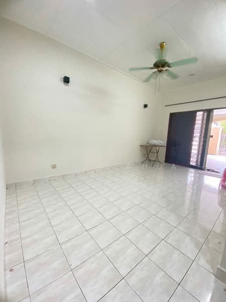 Rumah Teres 1 Tingkat untuk Disewa di Bandar Baru Permas Jaya (Permas Jaya) - Tommy Phua - Living Room - PropertyGuru.com.my