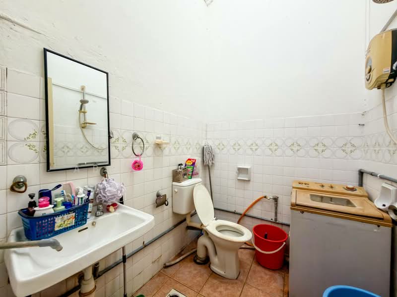 Rumah Teres 2 Tingkat untuk Dijual di Taman Dagang Jaya (Ampang) - Abid Sabarudin - Bathroom - PropertyGuru.com.my