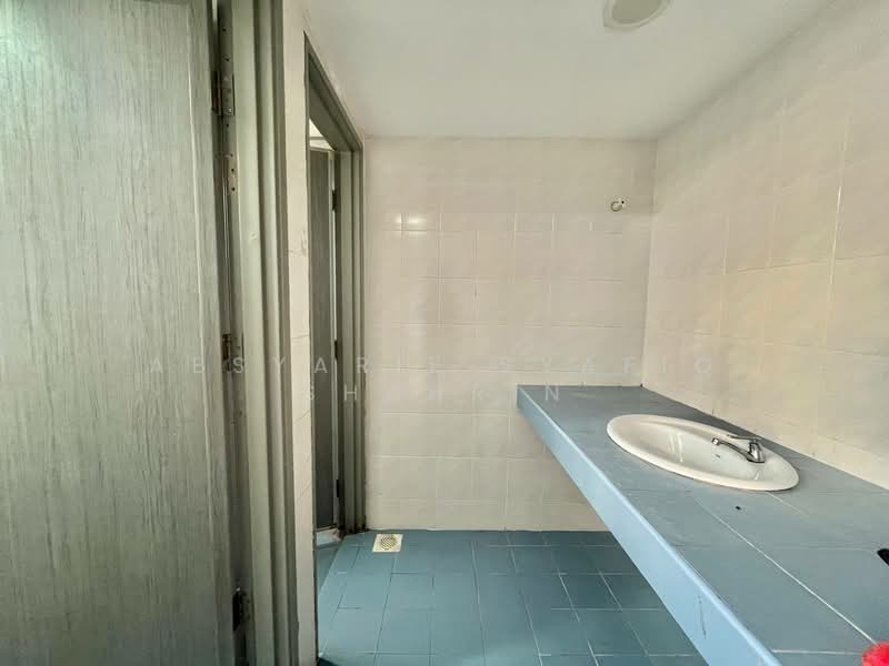 Kedai / Pejabat untuk Disewa di Seksyen 20 (Shah Alam) - Absyarie Syafiq Shahrin - Bathroom - PropertyGuru.com.my