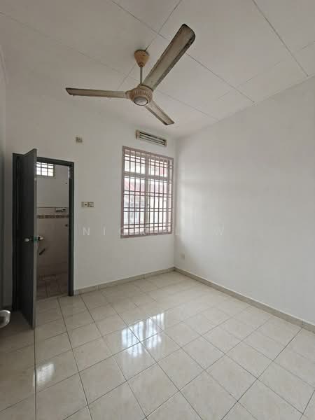 Rumah Teres 2 Tingkat untuk Disewa di Bandar Putra (Kulai) - Nick Low - Bathroom - PropertyGuru.com.my