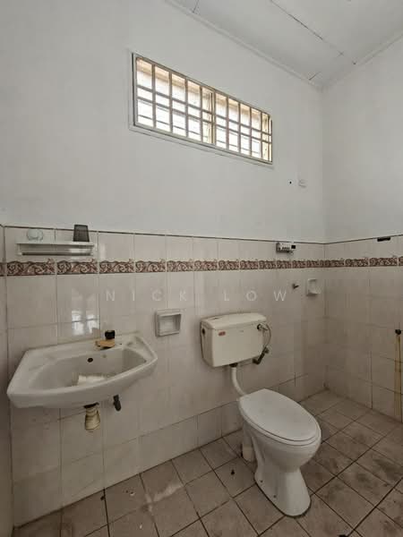 Rumah Teres 2 Tingkat untuk Disewa di Bandar Putra (Kulai) - Nick Low - Bathroom - PropertyGuru.com.my