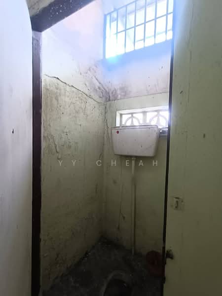 Shop for Sale in Gopeng (Perak) - YY Cheah - Bathroom - PropertyGuru.com.my