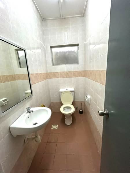 Shop / Office for Rent in Putra Heights (Subang Jaya) - Amy Oktavia - Bathroom - PropertyGuru.com.my