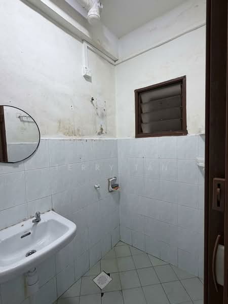 Rumah Flat untuk Disewa di Skudai Baru - Terry Tan - Bathroom - PropertyGuru.com.my