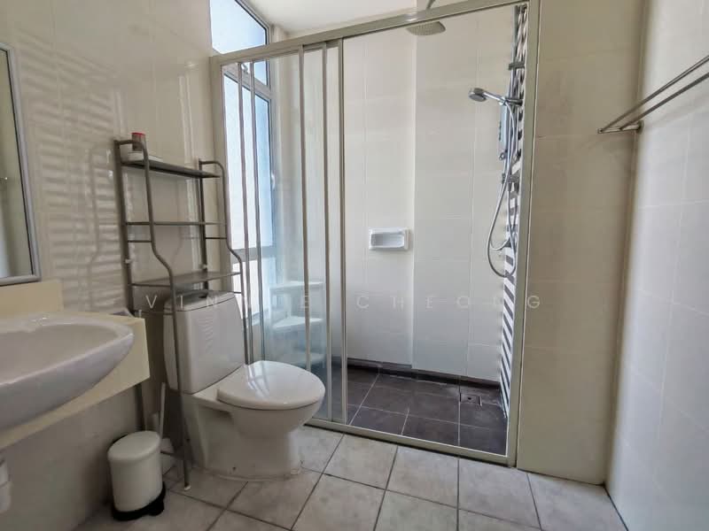 Kondominium untuk Disewa di The Brezza - Vinnie Cheong - Master Bathroom - PropertyGuru.com.my