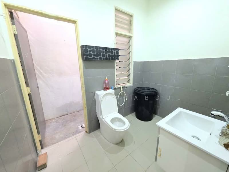 1-storey Terraced House for Sale in Bandar Saujana Putra (Tanjong Duabelas) - Cik Maya Abdul - Bathroom - PropertyGuru.com.my