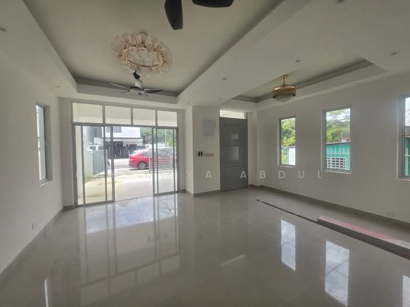Rumah Berkembar untuk Dijual di Bandar Bukit Raja (Klang) - Cik Maya Abdul - Living Room - PropertyGuru.com.my