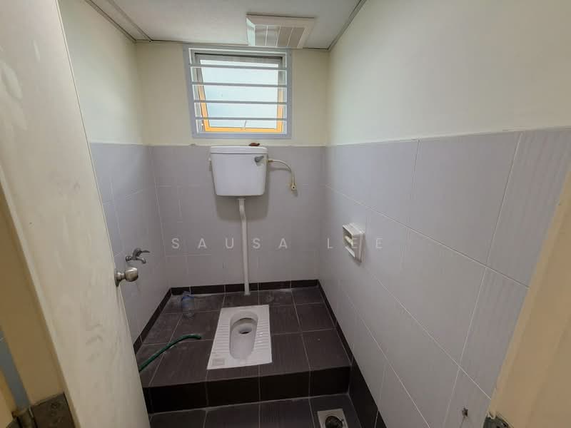Kedai / Pejabat untuk Disewa di Taman Molek (Johor Bahru) - Sausa Lee - Bathroom - PropertyGuru.com.my
