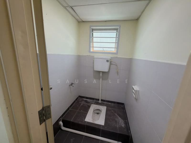 Kedai / Pejabat untuk Disewa di Taman Molek (Johor Bahru) - Sausa Lee - Bathroom - PropertyGuru.com.my
