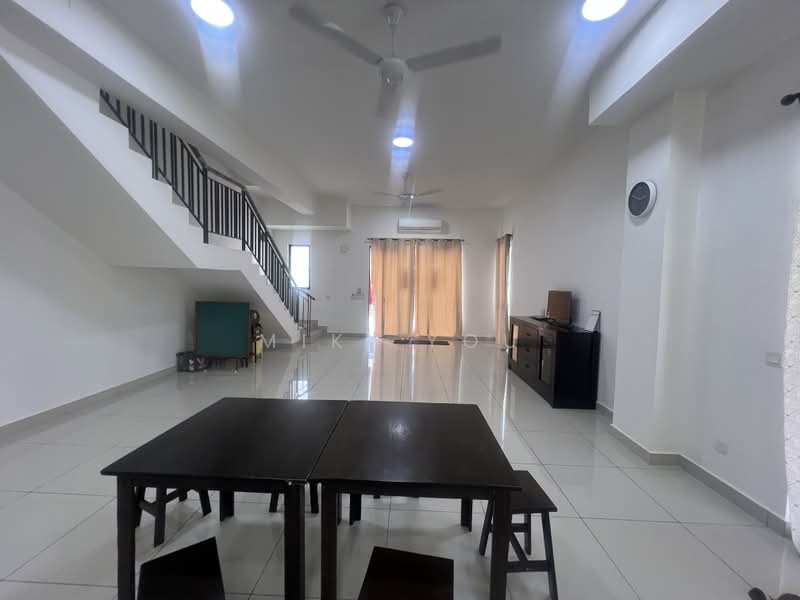 Rumah Teres 2 Tingkat untuk Disewa di Telok Panglima Garang (Selangor) - Miki You - Living Room - PropertyGuru.com.my