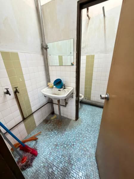 Kedai untuk Dijual di George Town (Penang) - Fanny Wong - Bathroom - PropertyGuru.com.my