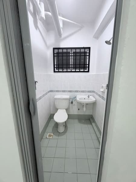 Pangsapuri untuk Dijual di Bayu Puteri 2 - Florence Thong - Bathroom - PropertyGuru.com.my