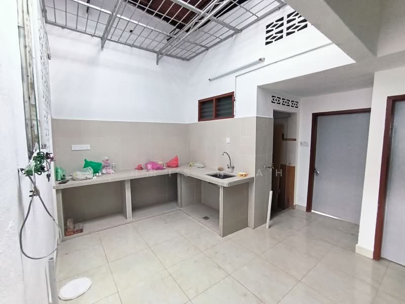 Rumah Teres 2 Tingkat untuk Disewa di Taman Chai Leng (Perai) - Chris Huah - Kitchen - PropertyGuru.com.my