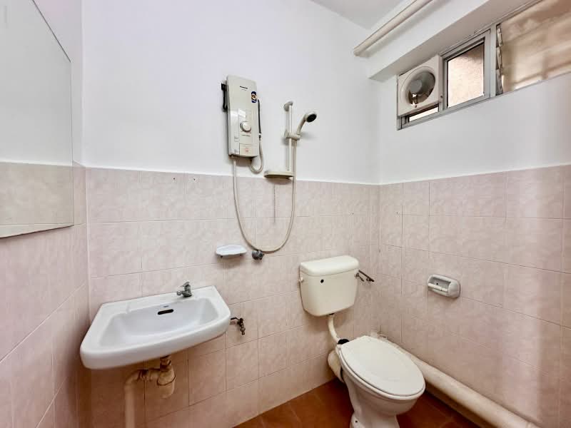 Pangsapuri untuk Dijual di Taman Kang Har Tong - Welwits Sim - Bathroom - PropertyGuru.com.my