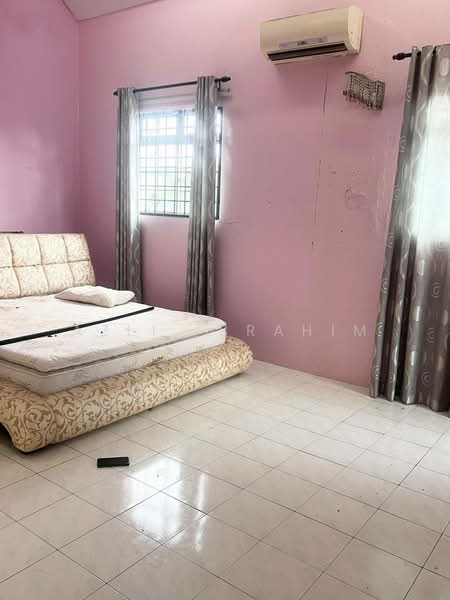 Semi-Detached House for Sale in Kampung Teras Jernang (Bangi) - Azli Ibrahim - Bedroom - PropertyGuru.com.my