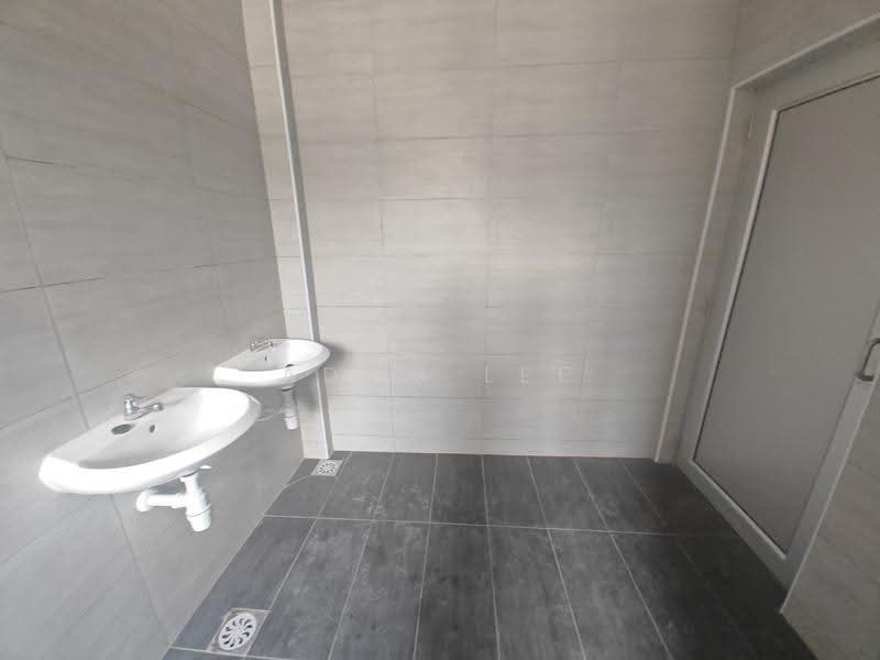 Kilang untuk Disewa di Taman Pasir Putih (Pasir Gudang) - Adam Lee - Bathroom - PropertyGuru.com.my