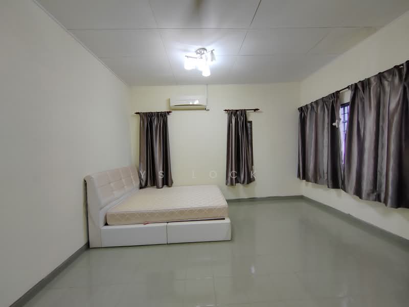 Rumah Banglo untuk Disewa di Taman Sri Pulai (Sikamat) - YS Lock - Bedroom - PropertyGuru.com.my