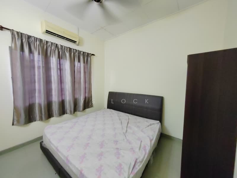 Rumah Banglo untuk Disewa di Taman Sri Pulai (Sikamat) - YS Lock - Bedroom - PropertyGuru.com.my