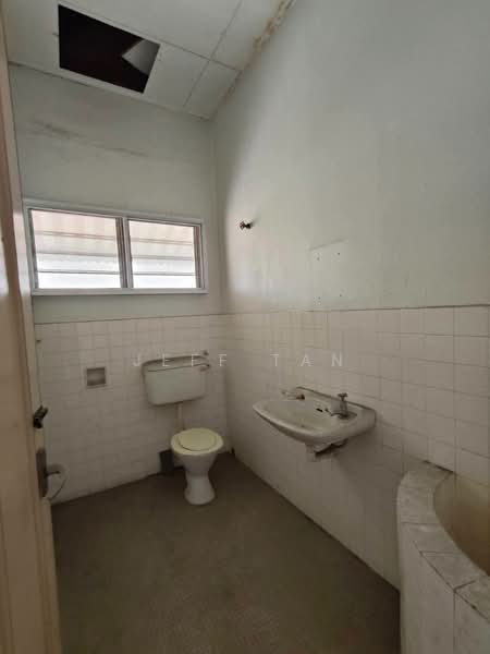 Semi-Detached House for Sale in Taman Mansion (Ipoh) - Jeff Tan - Bathroom - PropertyGuru.com.my