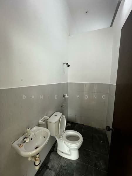 Rumah Teres 2 Tingkat untuk Dijual di Taman Senai Jaya (Senai) - Daniel Yong - Bathroom - PropertyGuru.com.my