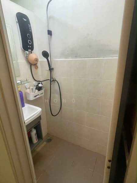Apartment for Sale at Pangsapuri Setia Vista - Hong . - Bathroom - PropertyGuru.com.my