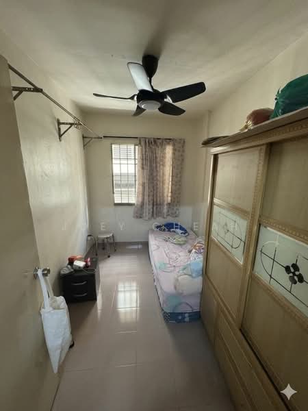 Pangsapuri untuk Dijual di Krystal Idaman - Joey Cheah - Bedroom - PropertyGuru.com.my