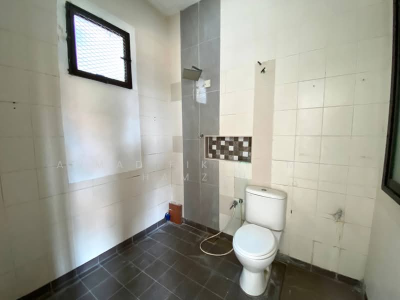 2-storey Terraced House for Sale in Bukit Jelutong (Shah Alam) - Ahmad Fikri Amer Hamzah - Bathroom - PropertyGuru.com.my