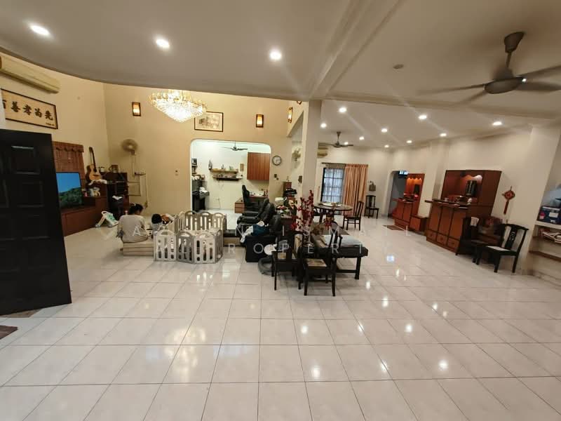 Bungalow for Sale in Bandar Putra (Kulai) - Azlan Ismail aiproperty - Living Room - PropertyGuru.com.my