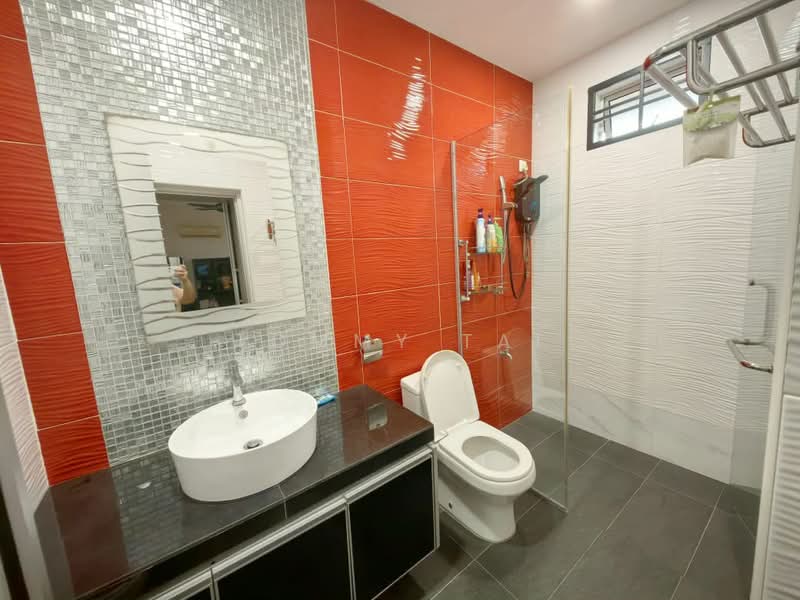 1.5-storey Terraced House for Sale in Taman Pelangi Indah (Ulu Tiram) - Tommy Tai - Bathroom - PropertyGuru.com.my