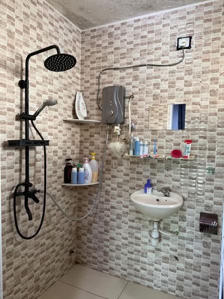 Semi-Detached House for Sale in Taman Pinggiran Pelangi Fasa 2 (Rawang) - SK Luk - Bathroom - PropertyGuru.com.my