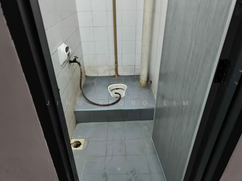 Factory for Rent in Taman Perindustrian Bukit Serdang (Seri Kembangan) - Jing Xiong Lim - Bathroom - PropertyGuru.com.my