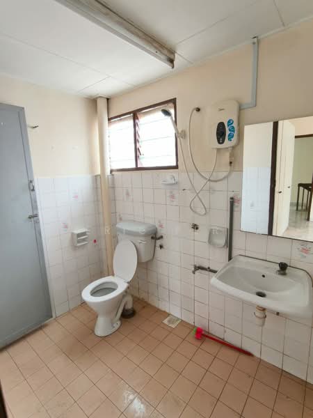 Rumah Teres 2 Tingkat untuk Disewa di Taman Sri Bintang (Kepong) - Eric Per - Bathroom - PropertyGuru.com.my