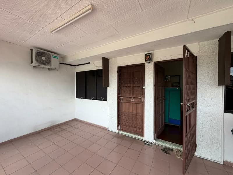 Rumah Teres 2 Tingkat untuk Dijual di Taman Sentosa (Johor Bahru) - Sky Tan - Entrance - PropertyGuru.com.my