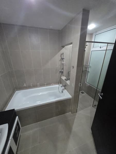 Kondominium untuk Dijual di Gurney Paragon - Alston Loh - Bathroom - PropertyGuru.com.my