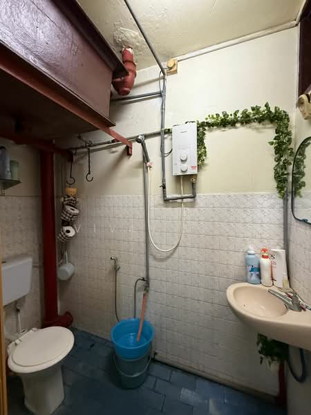 Rumah Flat untuk Dijual di Flat PKNS Seksyen 19 - Vivan Tan - Bathroom - PropertyGuru.com.my