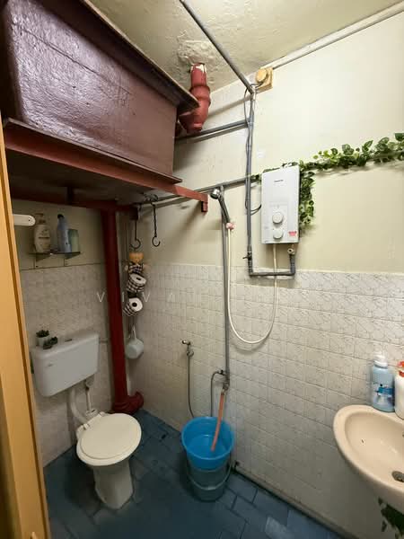 Rumah Flat untuk Dijual di Flat PKNS Seksyen 19 - Vivan Tan - Bathroom - PropertyGuru.com.my