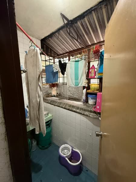 Rumah Flat untuk Dijual di Flat PKNS Seksyen 19 - Vivan Tan - Balcony - PropertyGuru.com.my