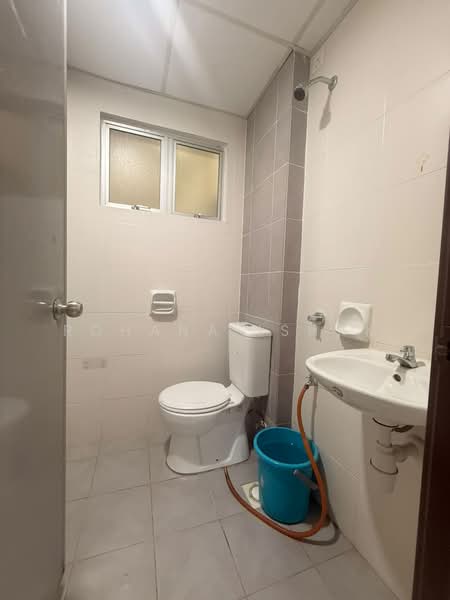 Pangsapuri untuk Disewa di Residensi Warnasari 2 - Rohana Ishak - Bathroom - PropertyGuru.com.my