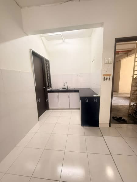 Pangsapuri untuk Disewa di Residensi Warnasari 2 - Rohana Ishak - Kitchen - PropertyGuru.com.my