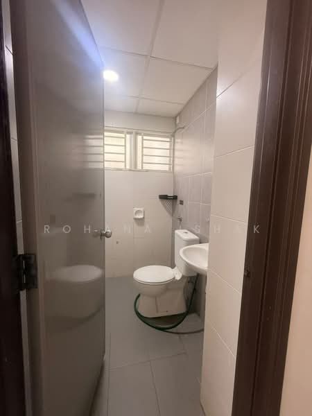 Pangsapuri untuk Disewa di Residensi Warnasari 2 - Rohana Ishak - Bathroom - PropertyGuru.com.my