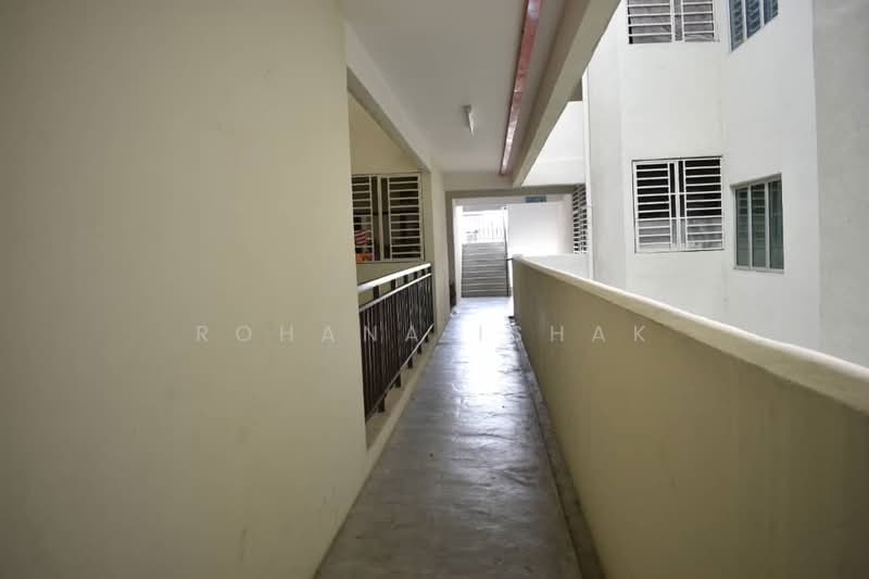 Pangsapuri untuk Disewa di Residensi Warnasari 2 - Rohana Ishak - Corridor - PropertyGuru.com.my
