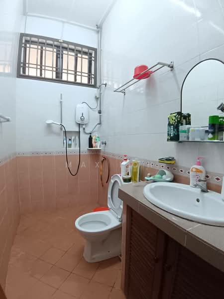 Rumah Teres 1 Tingkat untuk Dijual di Taman Molek (Johor Bahru) - Max Loh - Bathroom - PropertyGuru.com.my