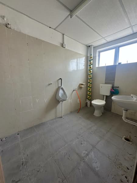 Shop / Office for Sale in Halaman Meru Permai (Ipoh) - YY Cheah - Bathroom - PropertyGuru.com.my